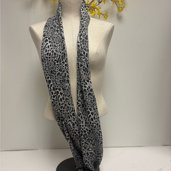 Leopard Print Scarf - Black and grey - Picture 3 of 4